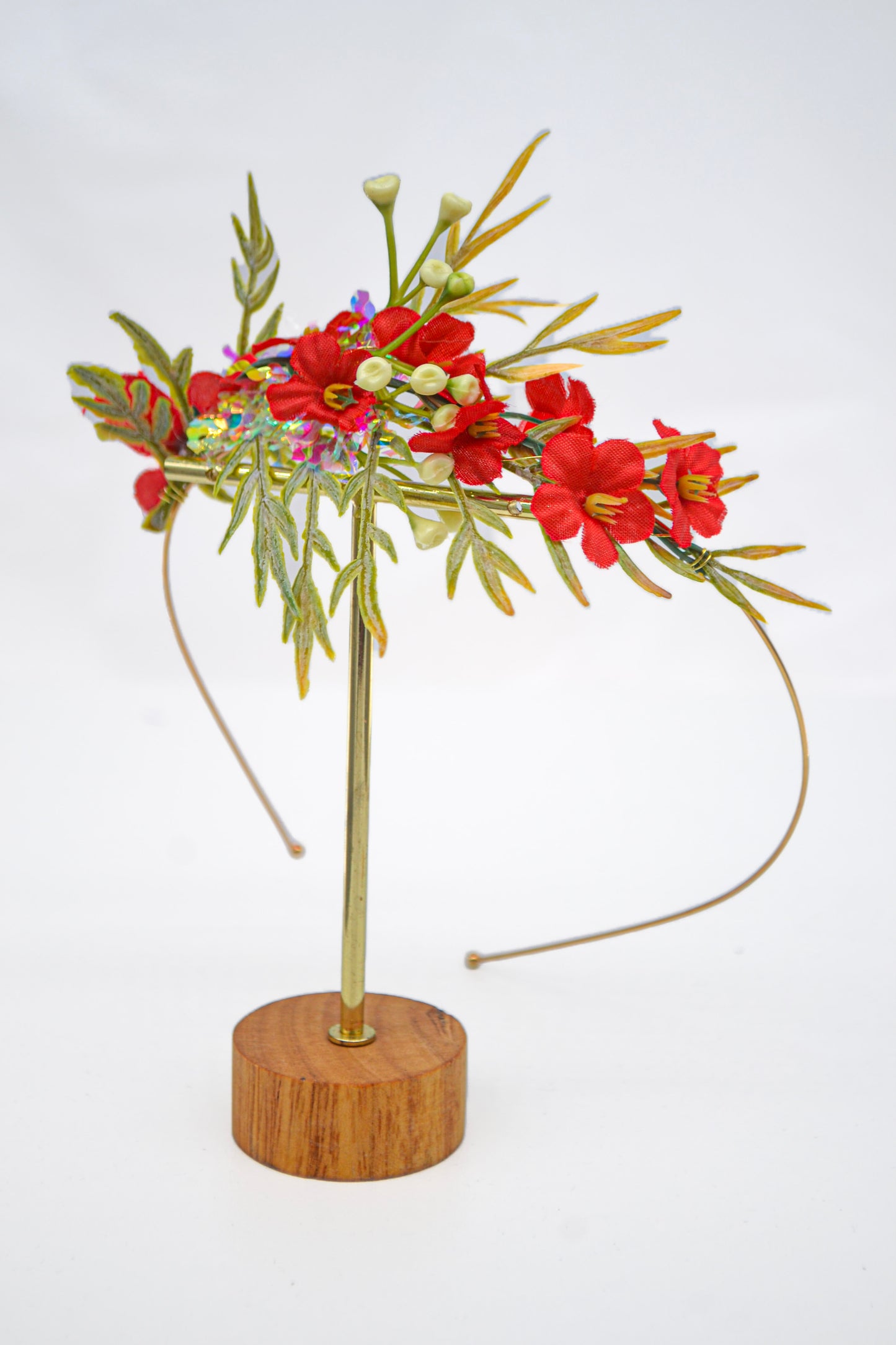 Scarlet Bloom Crown
Vibrant red flowers for a bold, romantic finish. Perfect for standout moments.